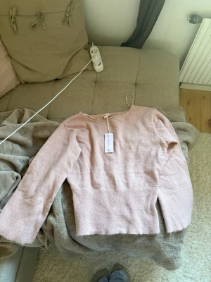 Ljusrosa stickad tröja Gina Tricot - Supersöt ljusrosa stickad tröja från Gina Tricot med rund halsringning och långa ärmar. Tröjan har en mjuk och mysig känsla, perfekt för att hålla värmen. Enkel och stilren design som passar till det mesta. Tröjan ska sitta tajt i midjan och har vida armar. 💘