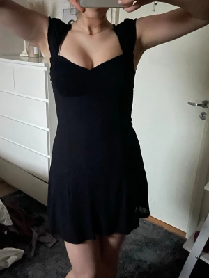 Svart klänning - Använd litegrann men bra skick💕💕 Kontakta mig för fler bilder🤗🤗