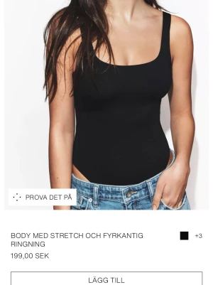 Svart body med fyrkantig ringning - Snygg svart body med stretch och fyrkantig ringning. Bodyn har breda axelband och en enkel, stilren design som passar till mycket. Tillverkad i ett mjukt och följsamt material som sitter skönt mot kroppen. Perfekt att styla med jeans eller kjol.