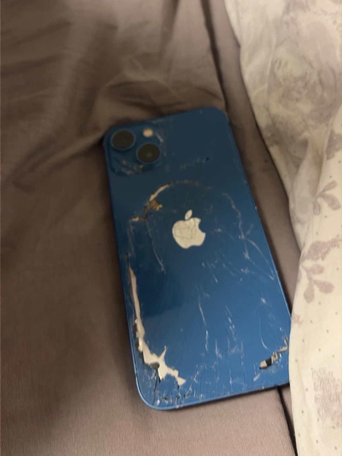 Blå iPhone med dubbla kameror