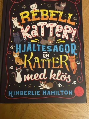 Rebellkatter-Hjältesagor om katter - Säljer en bok fylld med illustrationer av katter. Boken berättar sanna och spännande hjältesagor om katter från hela världen, blandat med fakta, myter och roliga historier. Perfekt för kattälskare.