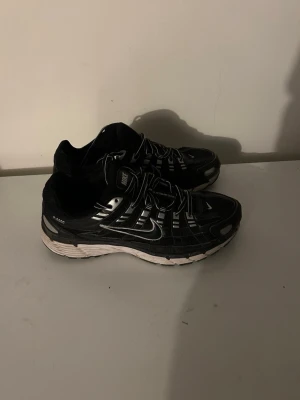 Nike p-6000 - Nike p-6000 i väldigt bra skick, köpt för 1350 kr och om du vill köpa skorna kan du lika gärna köpa dom här för 500 kr billigare, tveka inte på att höra av er