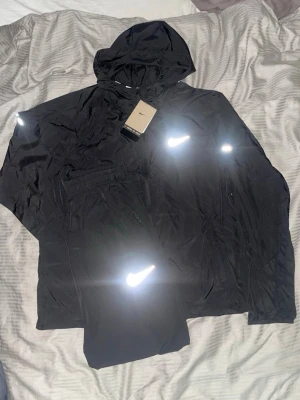 Nike miller tracksuit - Svart - Skit snygg och populär Nike miller tracksuit i färgen svart. Nu perfekt inför sommaren för ha en trendig snygg stil.