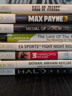 Xbox 360 spelpaket med 8 titlar - Säljer ett paket med 8 Xbox 360-spel: Call of Juarez, Max Payne 3, Medal of Honor Tier 1 Edition, The Lord of the Rings: The Fellowship of the Ring, EA Sports Fight Night Round 4, Mirror's Edge, Batman Arkham Asylum GOTY och Halo Reach. Perfekt för dig som gillar action, äventyr och sport.