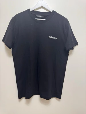 Svart  t-shirt med tryck - Svart t-shirt från  med klassisk passform och rund hals. . Tillverkad i mjuk bomull och har korta ärmar. Perfekt för en clean och stilren look.