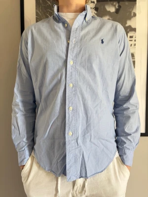 Ralph Lauren skjorta - Skjorta från Ralph Lauren! Modellen är 183 cm och väger 75 kg. Säljes i befintligt skick (Skick: 9/10) Storlek: L