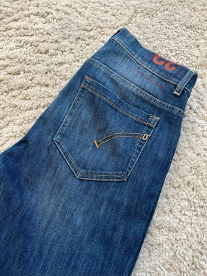 Ljusblå Dondup George jeans - Ljusblå Dondup George jeans Storlek 32 Grymt skick, dock en liten fläck på vänster ben som knappt syns vid användning Hör av er vid frågor!🙌