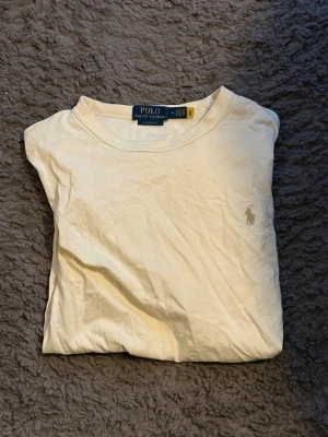 Polo Ralph Lauren T-shirt - Beige Polo Ralph Lauren T-shirt i storlek M, köpt på Johnells. Inga hål eller fläckar 🧳🍾pris går att diskutera!