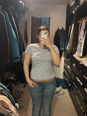 Ljusblå t-shirt från Levi's - Säljer en ljusblå t-shirt från Levi's med klassisk passform och korta ärmar. T-shirten har en liten röd Levi's-logga på bröstet och är gjord i mjuk bomull.  