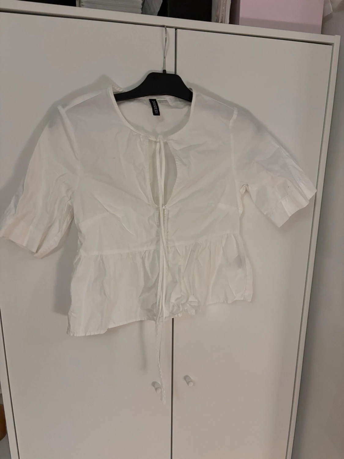 Vit topp med snörning från H&M - 1