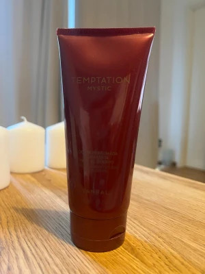 Temptation Mystic duschkräm - En lyxig mörkröd tub med Temptation Mystic hudkräm från Yanbal. Tuben har en elegant och stilren design med guldtext. Perfekt för dig som vill ha en väldoftande och återfuktande duschupplevelse. Fuktgivande kräm med skimmer, bara för kvinnor. Den är från 🇨🇴 Colombia vid intresse så kan ni buda !