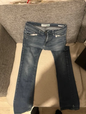 Blå jeans från Esprit Denim - Säljer ett par klassiska blå jeans från Esprit Denim med raka ben och femficksmodell. Jeansen är tillverkade i ekologisk denim och har snygga slitningar framtill för en avslappnad look. Perfekta till vardags och passar till det mesta.