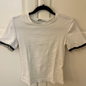 Vit t-shirt från Zara - Köpt på plick men orginellt från Zara, använd endast en gång efter köp!