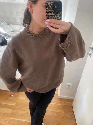 Brun oversized stickad tröja - Säljer en brun oversized stickad tröja med rund halsringning och breda ärmar från Gina Tricot🤎