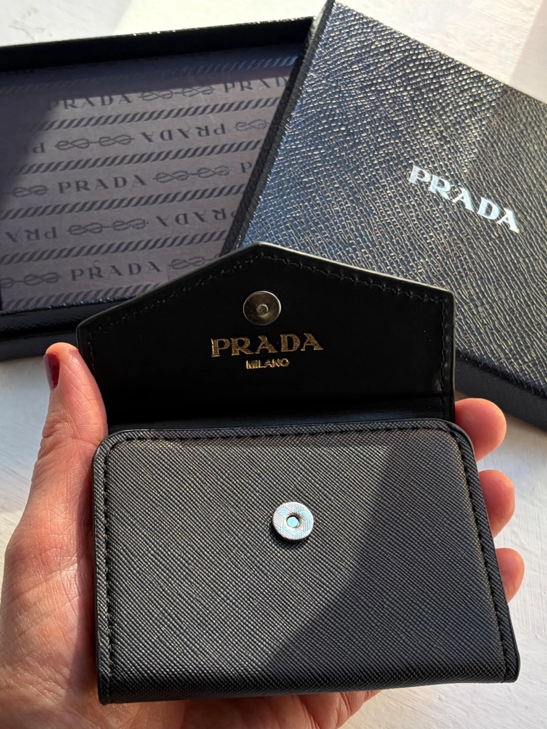 🖤 Prada-plånbok i klassisk kuvertmodell och saffianoläder - 4