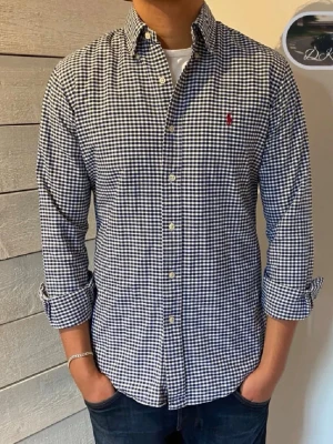 Rutig skjorta från Ralph Lauren - Säljer nu denna trendiga Ralph lauren skjorta i riktigt bra skick! | Passform: Custom Fit, storlek S. Hör av dig vid minsta fundering🤙.