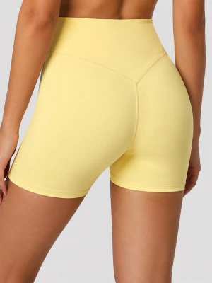 Gula träningsshorts - Snygga ljusgula shorts perfekta för träning. De har en tight passform och är tillverkade i ett stretchigt syntetmaterial som sitter skönt mot kroppen. Enkel design utan mönster eller extra detaljer. ‼️INTE MINA BILDER ‼️De är i perfekt kondition då jag aldrig använt de💕Pris kan diskuteras vid snabb affär ☺️
