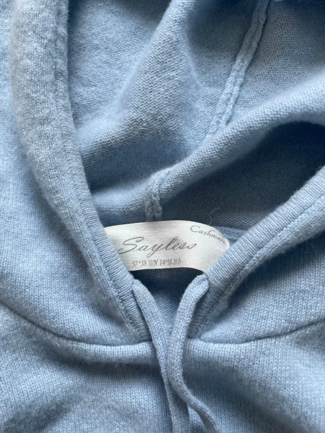 Ljusblå hoodie från Sayless i cashmere - 1