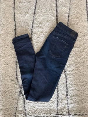 Replay jeans - Mörkblå jeans från Replay, modell: New Luz. Slimfit, storlek 27/32. Mycket bra skick. Tveka inte att skriva vid minsta fundering! 