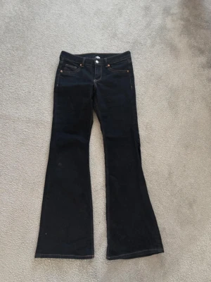 Low waist bootcut jeans HM - Midjemått: 38cm och innerbenslängd: 79cm. Kan inte ge bilder på då dom är försmå 