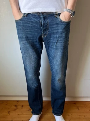 Slim Fit Tim Jack & Jones Jeans - Säljer nu dessa feta slim fit tim jeans från Jack & Jones. Storlek W32 / L32. Modellen på bilderna är 183 cm lång och väger 68 kg. Vid frågor eller funderingar släng iväg ett meddelande!