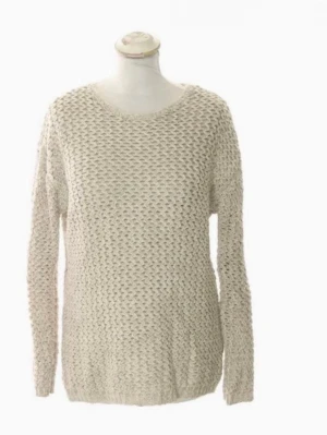 Beige chunky oversize stickad tröja från Samsøe Samsøe - Mysig chunky stickad tröja i beige med grovstickat mönster och rund hals. Perfekt för lager-på-lager och en avslappnad stil. Långa ärmar och mjukt material som känns skönt mot huden. Storlek Xs men oversize och passar S bra med.