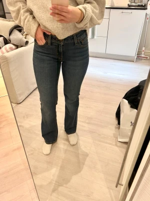Blå superlow bootcut jeans från Levi's - Säljer ett par klassiska blå bootcut jeans från Levi's, W26 L30. Aldrig använda, köpt på Carlings.