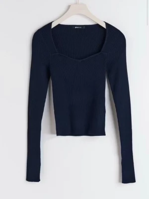 Mörkblå ribbad topp från Gina Tricot - Snygg mörkblå ribbad topp från Gina Tricot med lång ärm och figurnära passform. Toppen har en unik skärning vid halsen. 💕