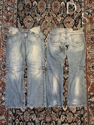 Vintage acne action regular/bootcut jeans - Riktigt feta jeans från Acnes ”acne action” som var till försäljning under 00’ talet. Vilket gör dessa mer ”limiterade” än vanliga acne jeans. De har en regular passform med även lite bootcut som gör att de sitter find över skorna.  Midja: 44cm Längd: 102cm Benöppning: 23cm