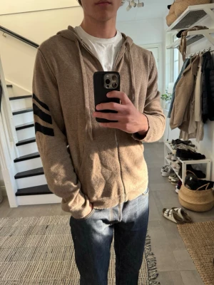 Zadig & Voltaire Kashmirhoodie - Tja, säljer nu denna riktigt feta ziphoodien från Zadig & Voltaire. Hoodien är i 100% kashmir och i utmärkt skick utan defekter då den är väldigt sparsamt använd. Just denna är väldigt eftertraktad då den inte säljs längre. Nypris 5500kr, mitt pris endast 1249kr, kan tänka mig gå ner i pris vid snabb affär. Tags medföljer! Hör av er vid minsta fundering!