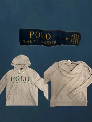 Ralph Lauren hoodie  - Säljer en grå hoodie från Polo Ralph Lauren i storlek M. Den är helt ny och har bara hängt i garderoben eftersom den tyvärr blev för stor för mig.  Klassisk modell med logga på framsidan och riktigt skön kvalitet. Perfekt för både vardag och vinter, passar till det mesta.
