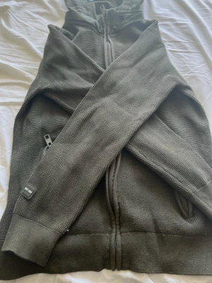 Grön cardigan - Grön cardigan, riktigt fin - passar på dig som är 180-185