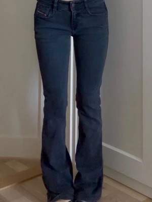 Svarta lågmidjade bootcut diesel jeans - Bra skick, men lite slitningar i slutet av benen och på bakfickan vilket syns på bilderna, w24
