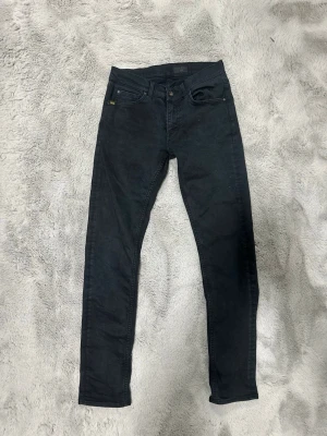 Svarta Slim Fit Tiger of Sweden Jeans  - Fräscha o stilrena Svarta Slim Fit Tiger of Sweden Jeans, modell Leon. Storlek 31/34, sitter som ca 30/32. Rätt fint skick! Hör av er vid frågor/funderingar! 👍