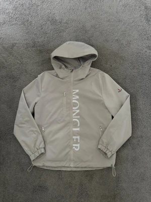 Moncler jacka - Moncler windbreaker. Vindjacka. Skick 10/10 O använd. Storlek M men passar oxå På Small