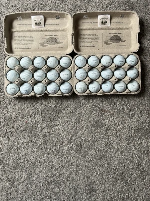 Golfbollar Titleist PRO V1 och PRO V 1X (A/B) klass - Säljer ett gäng PRO V1 och PRO V1X. Perfekt för dig som vill fylla på golfväskan med extra bollar. Klassisk rund form och tillverkade i slitstarkt material.