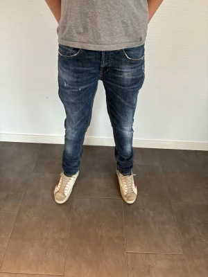 Dondup George Jeans - Dondup George Jeans| pris:1149 kr| Skick: 9,8/10| Storlek: 31| Hör av dig vid minsta lilla fundering eller fråga|