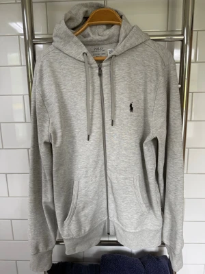 Grå Ralph Lauren tröja - Säljer en grå Ralph lauren tröja i perfekt skick. Säljer pga att den har blivit för liten och för att jag behöver pengar just nu. Priset är inte inristat i sten.