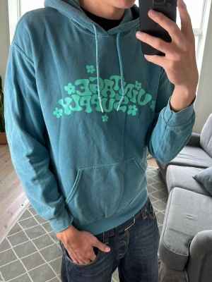 Vintage hoodie  - Unik och väldigt snygg! Mått: A:45 B:47 C:44 D:60 (cm) skriv vid fundering 😇🙌