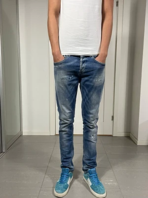 Dondup George Jeans  - Säljer nu dessa Dondup George Jeans, mått: 39-39,5 o 108 cm. skriv för fler bilder/frågor🙌🏼