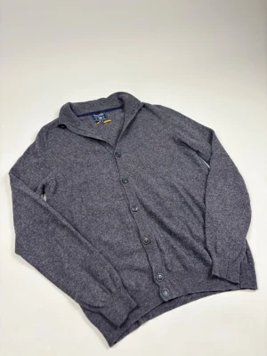 Woolrich Cardigan/Kavajkofta - Woolrich Cardigan/Kavajkofta | Modell: Cardigan/Kavajkofta | 100% Ull | Skick: Mycket fint | Nypris: 2799 kr | Storlek: M | Hör av dig vid minsta fundering eller fråga 📦