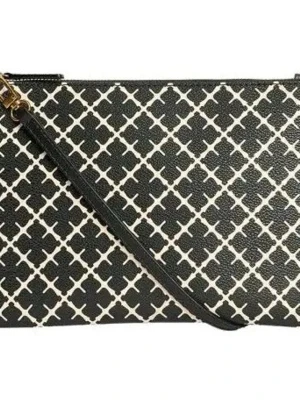 Malene birger handväska - Stilren kuvertväska i svart och vitt med grafiskt rutmönster. Väskan har en avtagbar axelrem i svart och guldfärgade metalldetaljer. Tillverkad i konstläder med slät finish och rektangulär form.