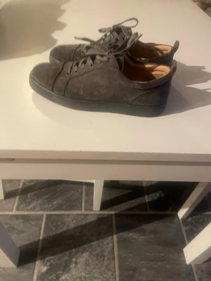 Louboutins - Säljer dessa då nya skor är inköpta. Storlek 43. Ingen låda finns med. Skorna är 1 månad gamla. Bud är tillåtet men skambuda så blir du ignorerad. 1000kr via plick. 600kr (inkl frakt) via privat swish) då jag vill bli av med dem och vill ha pengarna snabbare.