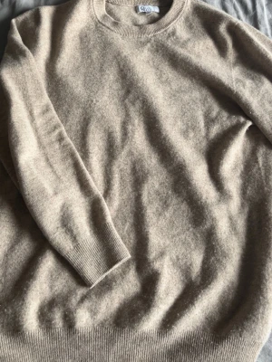 Stickad merinoull tröja - Säljer denna merinoulls tröja från gardegrisch, sparsamt använd i färgen beige. Nypris ca 799.