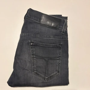 Tiger of Sweden jeans  - Säljer ett par riktigt snygga Tiger of Sweden jeans i svart färg. Skick 10/10, storlek 30x32, slim fit passform. Pris kan diskuteras vid snabb affär! 