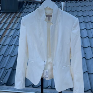 Kavaj - Kavaj från H&M i storlek 36. Aldrig använd, lappen sitter fortfarande kvar (nypris 299 kr). Möts upp i Ljungby eller fraktar för 66 kr (endast spårbart)