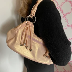 Väska  - Jättefin väska i bra skick, Perfekt till sommaren!!🤍💗👛🦋🌞