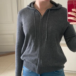 Luvtröja i kashmir - Luvtröja i Kashmir från Galeries Lafayette i Paris. Endast leverans. 100% Kashmir. Buda i kommentarerna 🌸