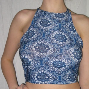 Topp - Blå topp med fint mönster i nytt skick. Passar st xs/s!Köparen står själv för frakt eller så möts vi upp i Sthlm🌹