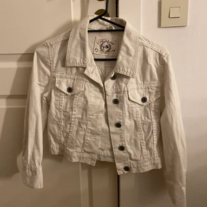 Vit jeansjacka ”kiss” - Jättefin jeansjacka i storlek S men passar mig som har XS. Liten fläck som kanske går bort i tvätten. 